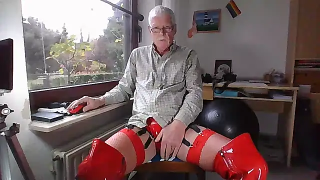 Snapshot of super-snoopy chatting on 11/16/25, 09:25 super-snoopy online show from 11/16/25, 09:25