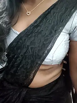 Snapshot of Tamilmallu-duskygirl03 chatting on 03/15/26, 04:47 Tamilmallu-duskygirl03 online show from 03/15/26, 04:47