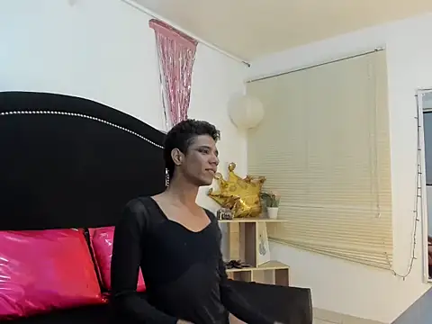 Snapshot of Nezuko__tanyi chatting on 10/17/25, 04:16 Nezuko tanyi online show from 10/17/25, 04:16