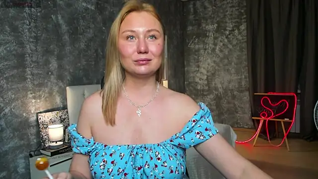 scent  of woman online show from 10/27/25, 01:50