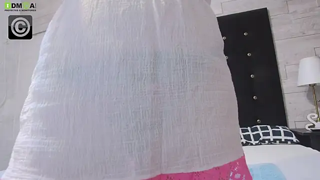 Snapshot of Ella_Lizzie chatting on 10/18/25, 04:09 Ella Lizzie online show from 10/18/25, 04:09
