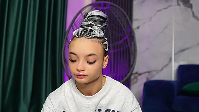 Snapshot of RachelRavee chatting on 10/31/25, 05:15 RachelRavee online show from 10/31/25, 05:15