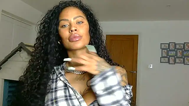 Snapshot of Little_Minx_Chanel chatting on 11/15/25, 09:19 Little Minx Chanel online show from 11/15/25, 09:19