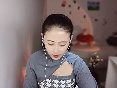 Queena  online show from 12/19/25, 01:31