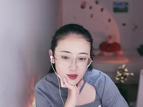 Queena  online show from 12/19/25, 03:36