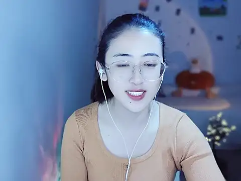 Queena  online show from 12/18/25, 07:13