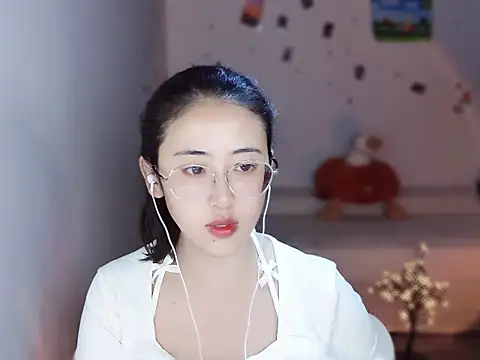 Queena  online show from 12/15/25, 07:47