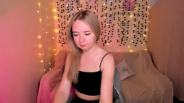 Snapshot of Evaa_Braunn chatting on 10/15/25, 02:21 Evaa Braunn online show from 10/15/25, 02:21