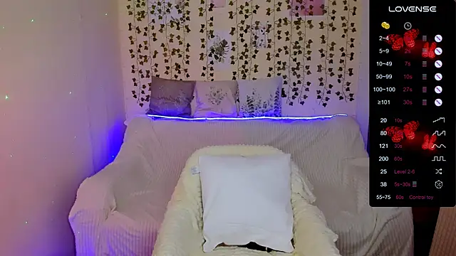 Snapshot of Evaa_Braunn chatting on 12/15/25, 02:17 Evaa Braunn online show from 12/15/25, 02:17