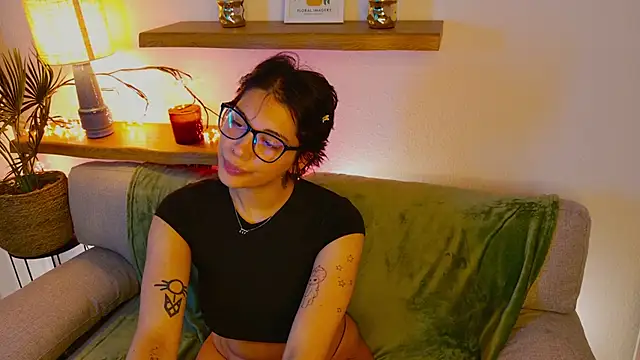 Snapshot of LoraShines chatting on 12/03/25, 09:09 LoraShines online show from 12/03/25, 09:09