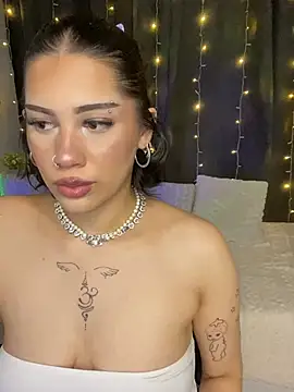 LoraShines online show from 06/02/26, 05:57