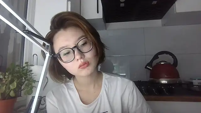 Snapshot of LilyTaylors chatting on 10/17/25, 05:37 LilyTaylors online show from 10/17/25, 05:37