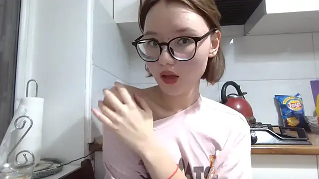 Snapshot of LilyTaylors chatting on 10/08/25, 05:35 LilyTaylors online show from 10/08/25, 05:35