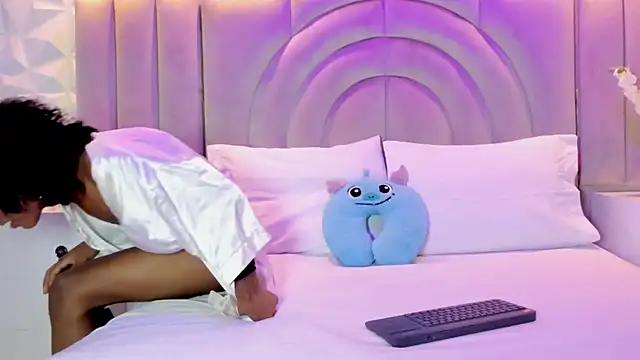 Snapshot of rebeca_brown_ chatting on 12/16/25, 11:47 rebeca brown online show from 12/16/25, 11:47