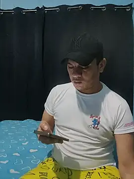 Snapshot of Aturo77 chatting on 11/17/25, 02:26 Aturo77 online show from 11/17/25, 02:26