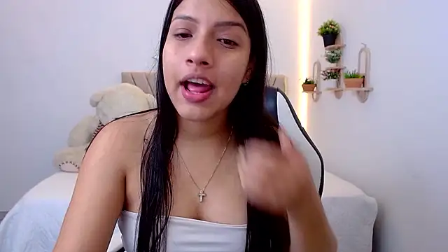 Snapshot of zara_cute chatting on 07/09/26, 12:26 zara cute online show from 07/09/26, 12:26