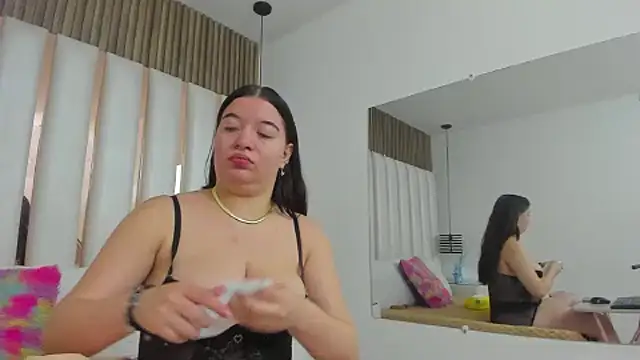 AmbarGills online show from 11/23/25, 01:54