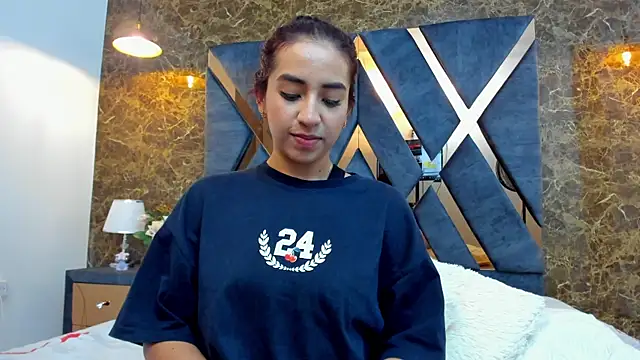 Snapshot of Vittoria_Conti_ chatting on 11/28/25, 05:13 Vittoria Conti online show from 11/28/25, 05:13