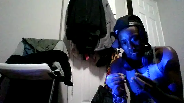 Snapshot of dezzidavill chatting on 06/30/26, 02:11 dezzidavill online show from 06/30/26, 02:11