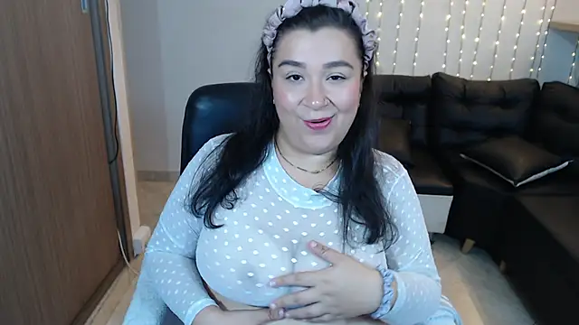 Snapshot of bella_sweet_01 chatting on 10/10/25, 12:06 bella sweet 01 online show from 10/10/25, 12:06
