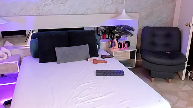 Snapshot of Natashaa-bluer chatting on 10/21/25, 01:10 Natashaa-bluer online show from 10/21/25, 01:10