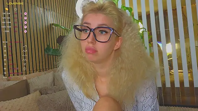 Snapshot of Violetttttta chatting on 10/11/25, 08:32 Violetttttta online show from 10/11/25, 08:32