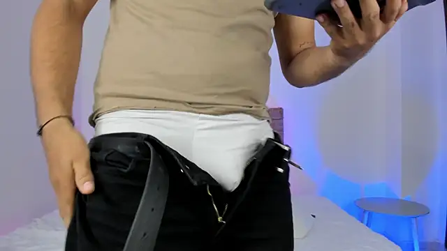 Snapshot of LoganRyder chatting on 10/20/25, 12:17 LoganRyder online show from 10/20/25, 12:17