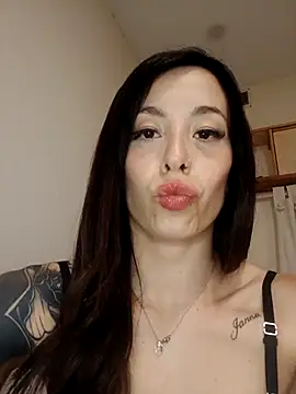 Snapshot of Chinitaluna chatting on 11/17/25, 10:36 Chinitaluna online show from 11/17/25, 10:36