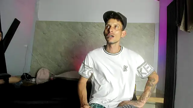 Snapshot of BenedettoMr69 chatting on 10/28/25, 04:24 BenedettoMr69 online show from 10/28/25, 04:24