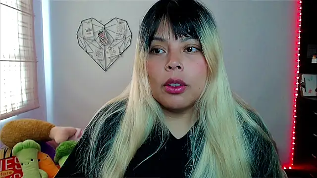 EllieMoonX online show from 12/17/25, 05:29