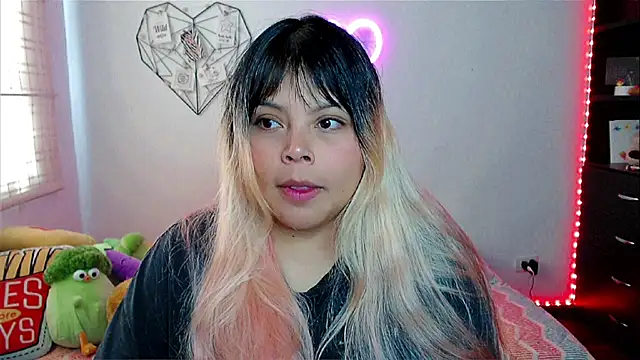 Snapshot of EllieMoonX chatting on 02/13/26, 05:24 EllieMoonX online show from 02/13/26, 05:24