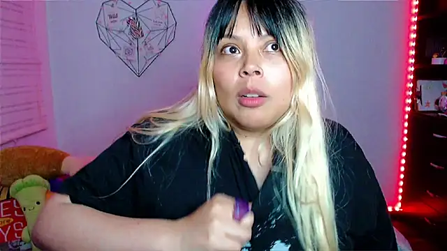 EllieMoonX online show from 12/20/25, 01:19