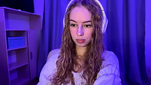 LunaCrave online show from 10/31/25, 06:21