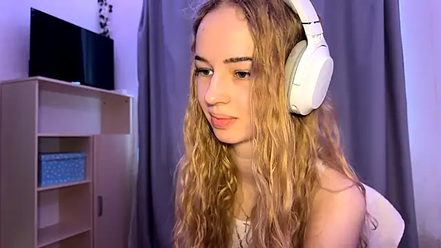 LunaCrave online show from 10/22/25, 09:42