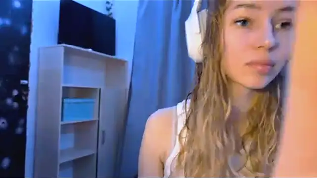 LunaCrave online show from 11/04/25, 11:03