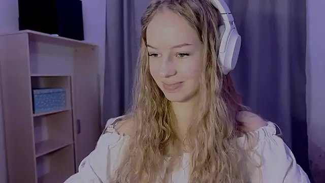 LunaCrave online show from 10/30/25, 12:14