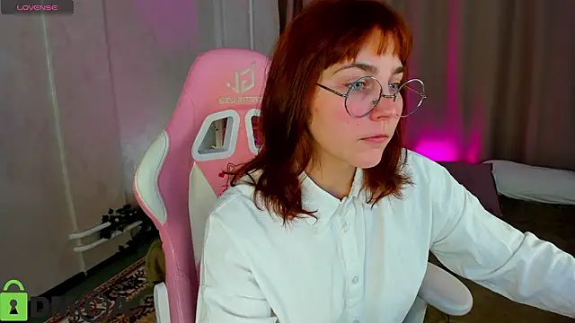 Snapshot of Rene_Shine chatting on 11/17/25, 12:58 Rene Shine online show from 11/17/25, 12:58