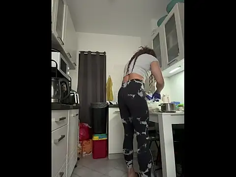 luziaaa92 online show from 10/28/25, 09:08