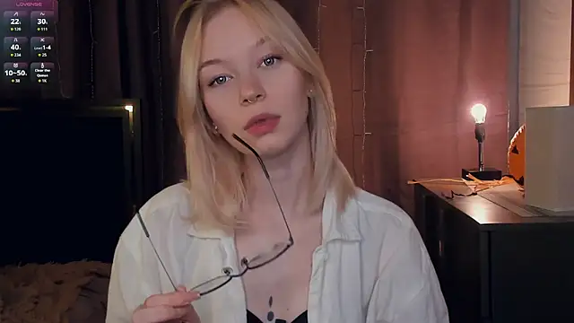 Snapshot of CleoStier chatting on 10/21/25, 07:24 CleoStier online show from 10/21/25, 07:24