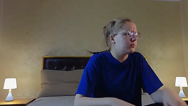 Snapshot of AlinaAldrete chatting on 10/17/25, 04:27 AlinaAldrete online show from 10/17/25, 04:27