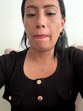 Snapshot of saris_moon chatting on 10/21/25, 05:23 saris moon online show from 10/21/25, 05:23