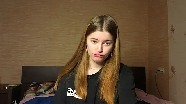 Snapshot of EmiliaCouple chatting on 06/29/26, 11:32 EmiliaCouple online show from 06/29/26, 11:32
