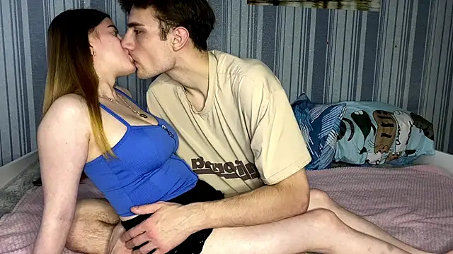 EmiliaCouple online show from 11/16/25, 12:32