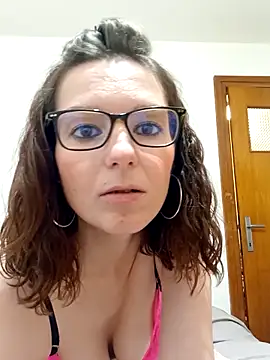 Snapshot of labellerose chatting on 10/28/25, 06:29 labellerose online show from 10/28/25, 06:29