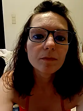 Snapshot of labellerose chatting on 12/18/25, 06:12 labellerose online show from 12/18/25, 06:12