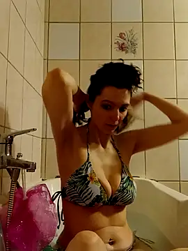 Snapshot of labellerose chatting on 12/17/25, 06:13 labellerose online show from 12/17/25, 06:13