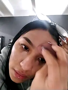 Snapshot of Valen_russo chatting on 10/15/25, 01:19 Valen russo online show from 10/15/25, 01:19