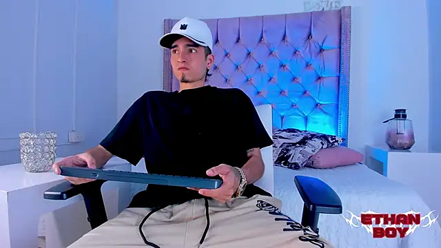 Ethan Boy  online show from 11/28/25, 09:04