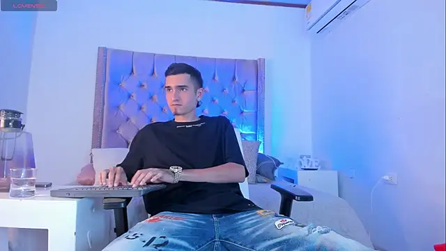 Ethan Boy  online show from 10/17/25, 09:38