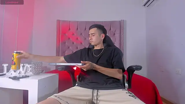 Ethan Boy  online show from 10/13/25, 08:21
